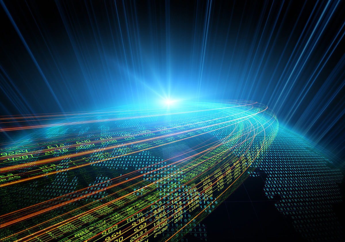 干涉量子计算有什么好处？A它允许对大型数据库中的数据进行加密。B它有助于解开量子位以便它们揭示更好的路径。C它破坏了可重复的流程并允许自动化。D它加强了某些结果并有助于确定好的路径。