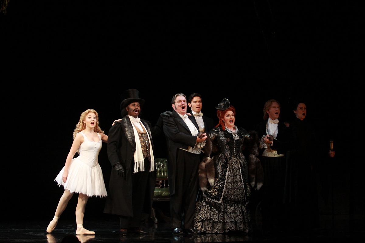 法国古典主义戏剧理论家布瓦洛把它解释为要用一地、一天内完成的一个故事从开头直到末尾维持着舞台充实润色一下