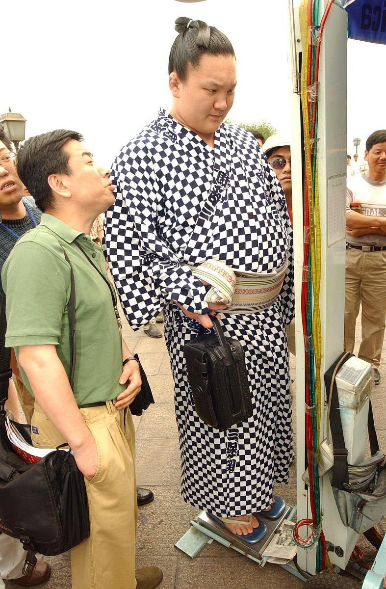 2004年6月8日,参加大相朴中国公演的日本大相扑们兴致勃勃的在上海游