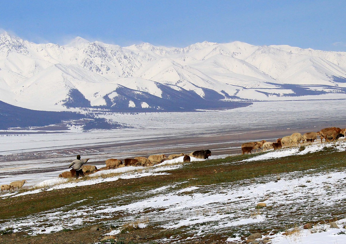 新疆骑行诗：雪山冰湖、羊肉盛宴、美景醉人