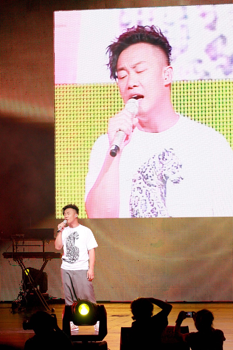 男孩为女孩唱了二十首陈奕迅的歌表达了什么