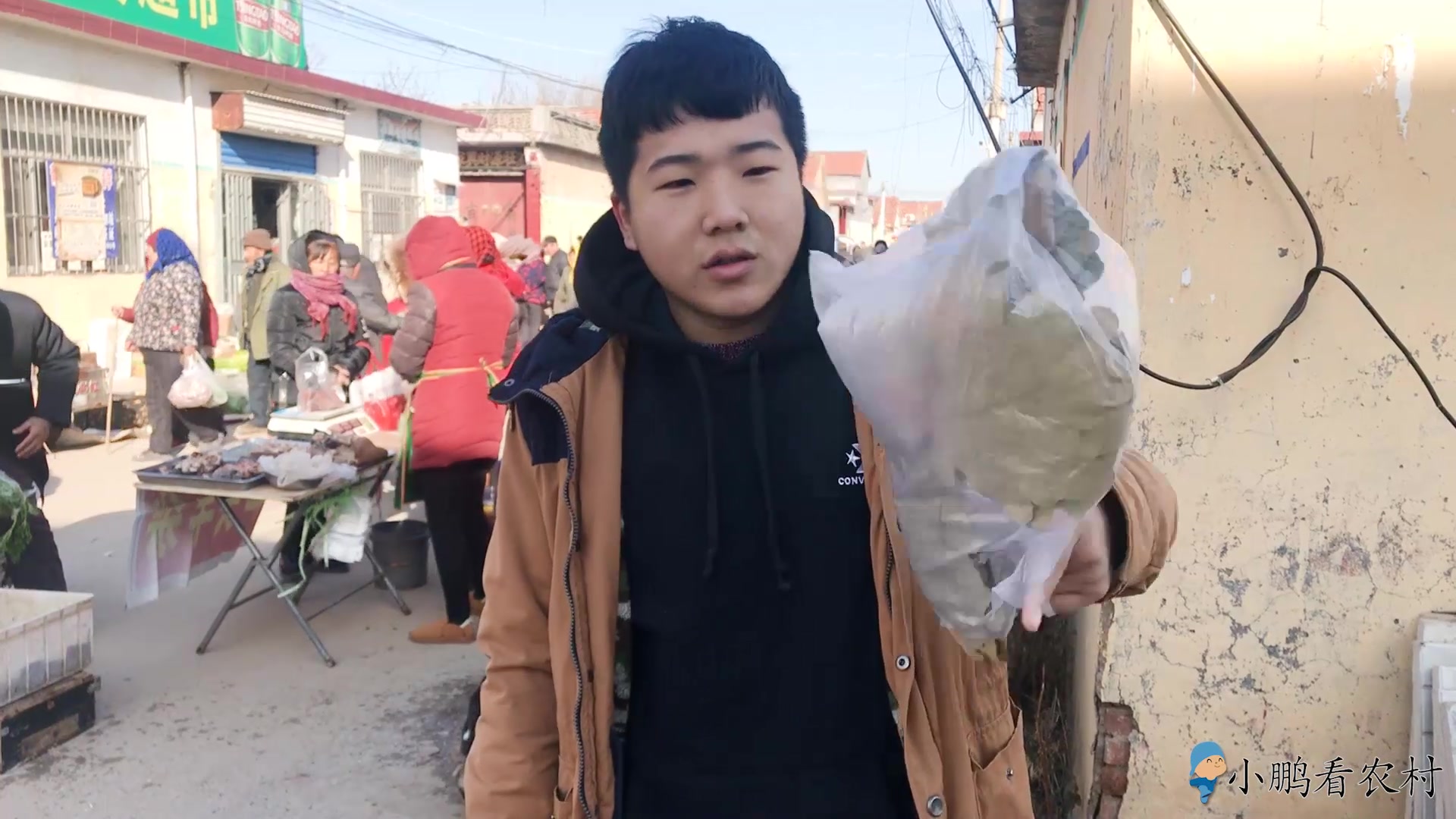 小鹏帮妈妈到集上买菠萝叶,用于做年糕,期盼日子红红火火