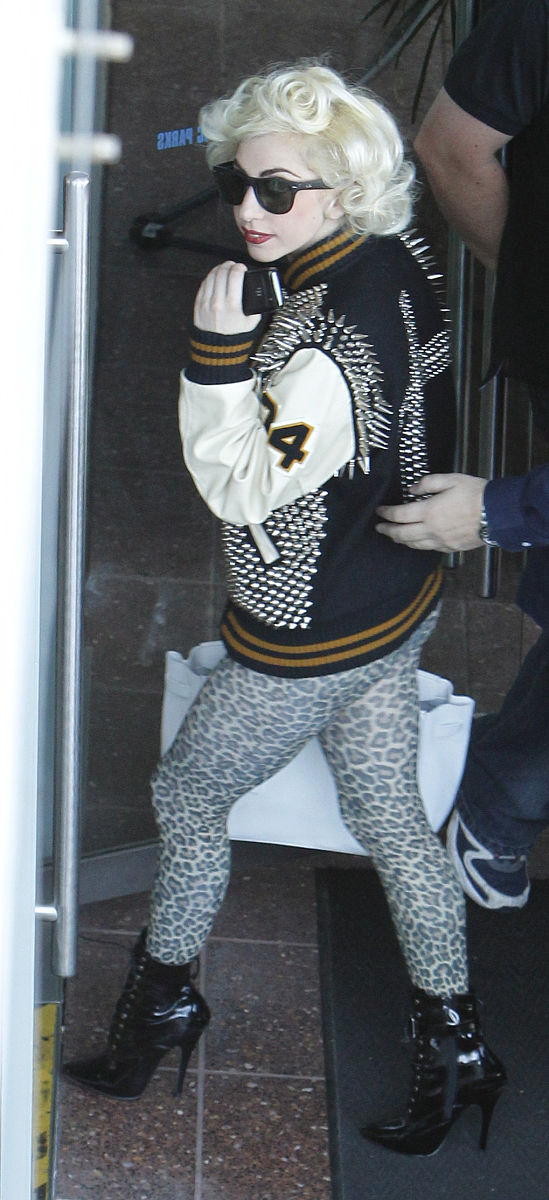 2010年10月21日讯,2010年度时尚人物盘点——lady gaga .梦露头+机车