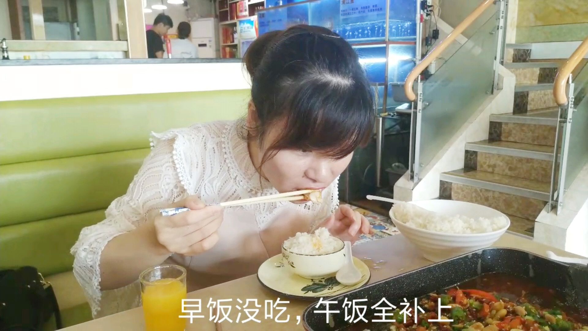打工妹下馆子点3斤黑鱼,一盆米饭,网友:太能吃了没人敢要!