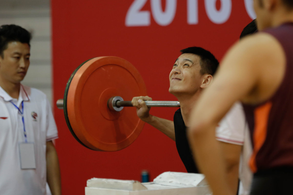 顶尖的专业举重运动员的深蹲重量在多少kg