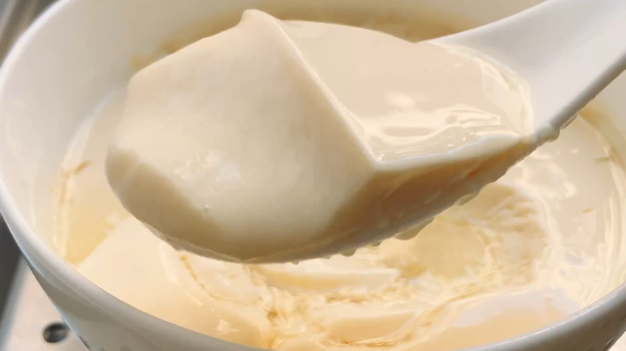 外面卖5元一碗的豆腐脑,教你在家做,5毛钱黄豆做4碗,2分钟学会