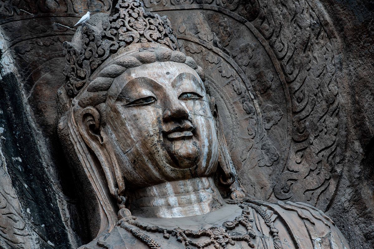 龙门石窟奉先寺:胁侍菩萨雕像 胁侍菩萨是修行层次最高的菩萨,其修行