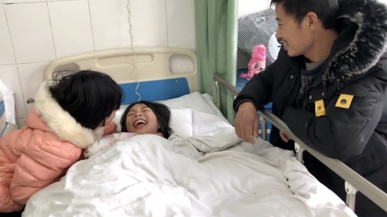 姐姐脑瘫父患尿毒症,10岁女孩成顶梁柱:只吃过一次生日蛋糕