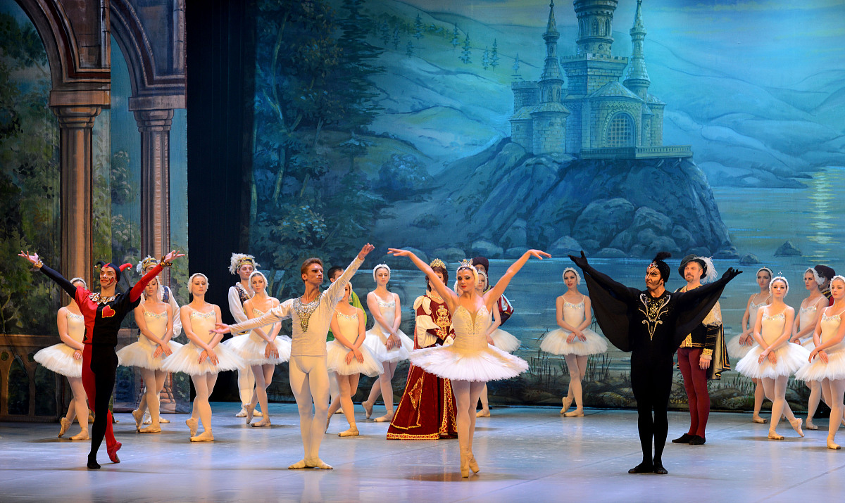 扮演一名音乐博主写篇1000字俄罗斯古典音乐是不是太通俗了？的文章要有和读者互动语句重新编写个标题