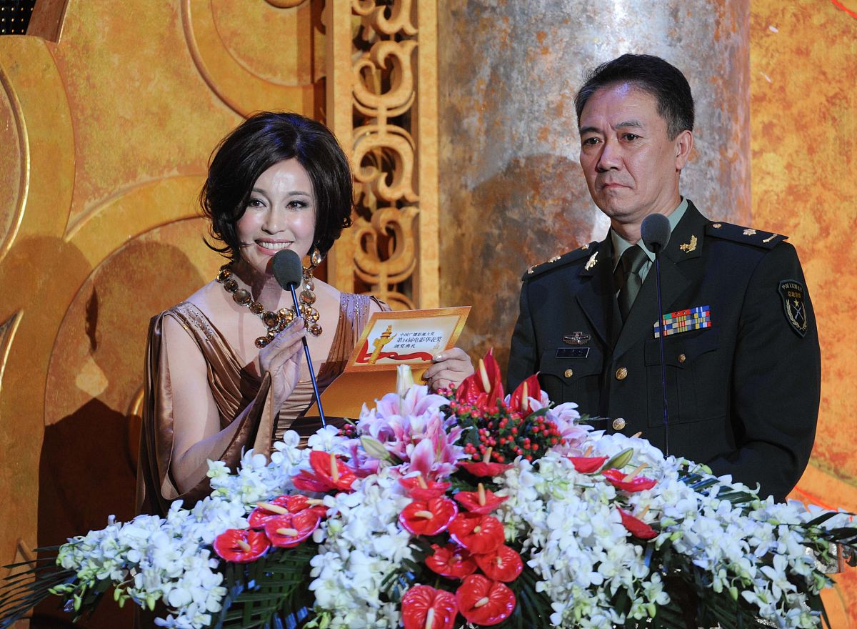2011年8月28日讯,北京,第14届电影华表奖现场.李幼斌与刘晓庆为优秀女