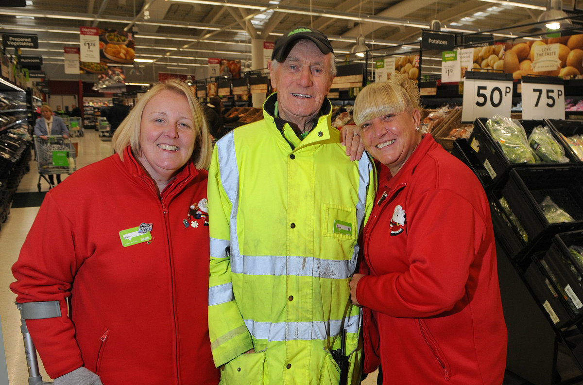 小油的性格比较慢热但它很细心也很有耐心包仔是它最好的朋友它在大多时候都会安静的坐在包仔的头上。小油有很强的共情能力包仔的情绪变化它都能及时感知到并会和包仔产生同样的情绪所以它们的情绪时常是一样的。试着和小油相处一段时间就会发现它真的是一个很好的伙伴。这段话换种说法