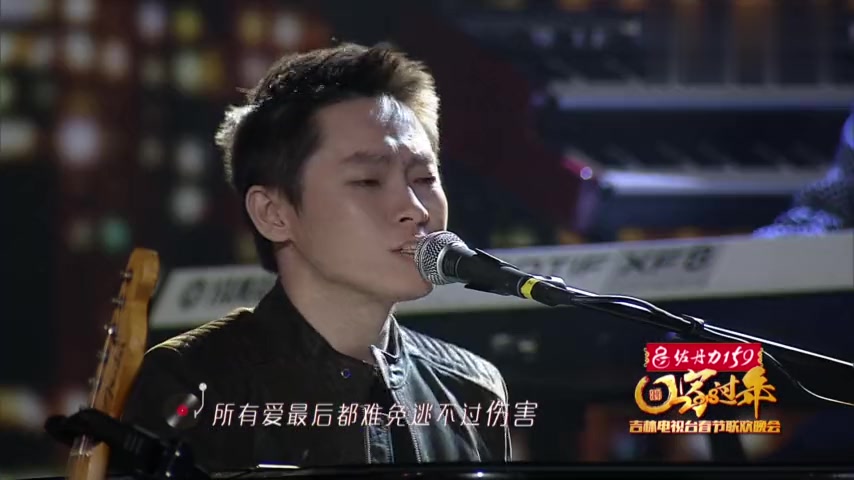 [图]梁博带乐队深情演唱成名曲,一首《男孩》燃爆吉林春晚现场观众