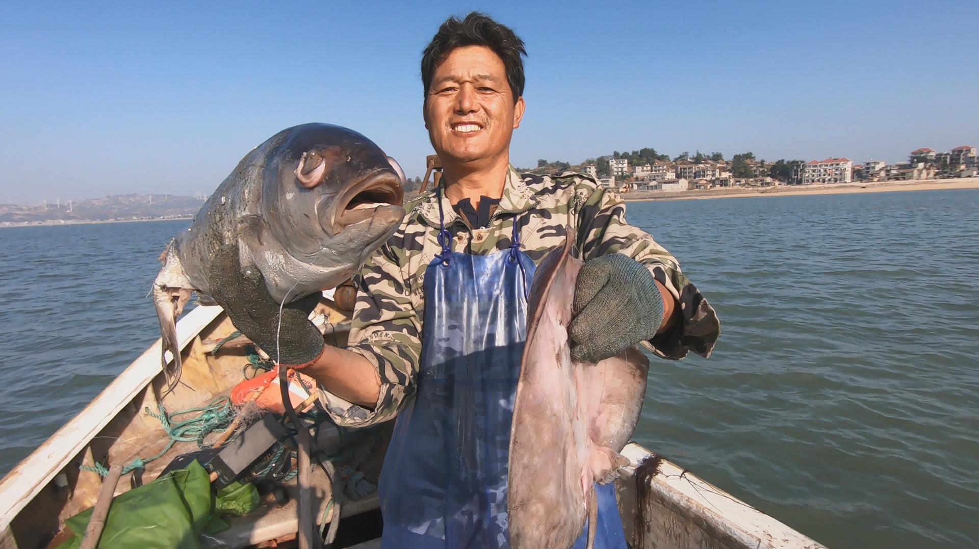 大货挣脱串钩逃窜,缠上捕鱼绳,阿阳拉上来高兴坏了简直是奇迹