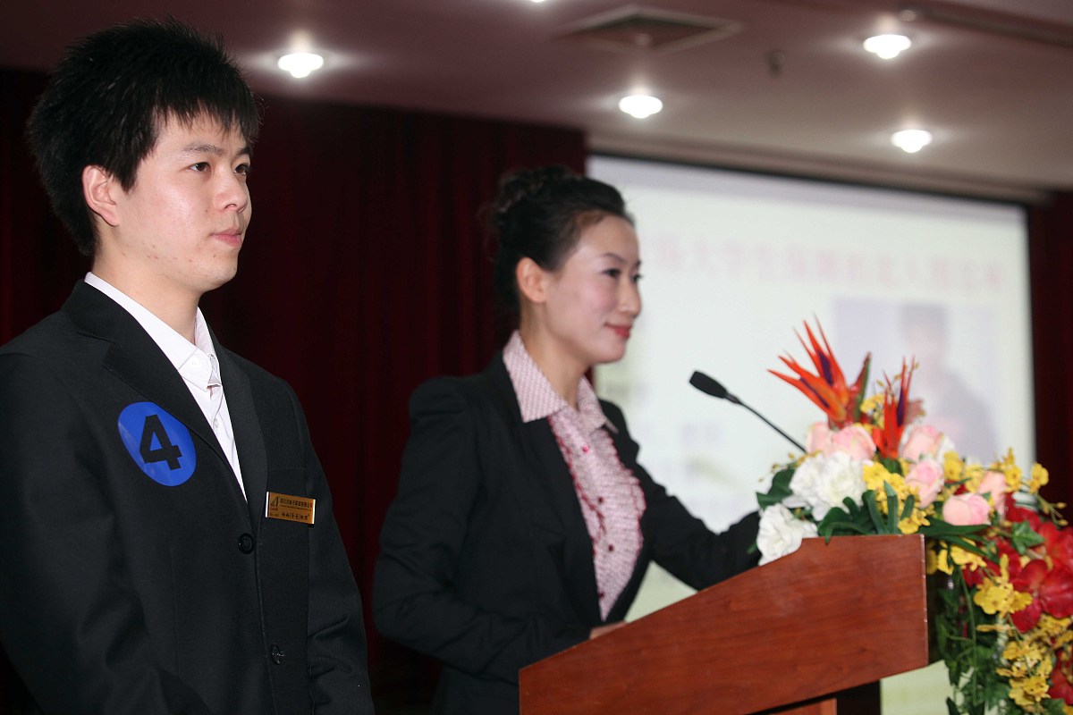 2011年3月17日,首场"大学生保姆拍卖会"在北京举行.***_***竞拍师向竞