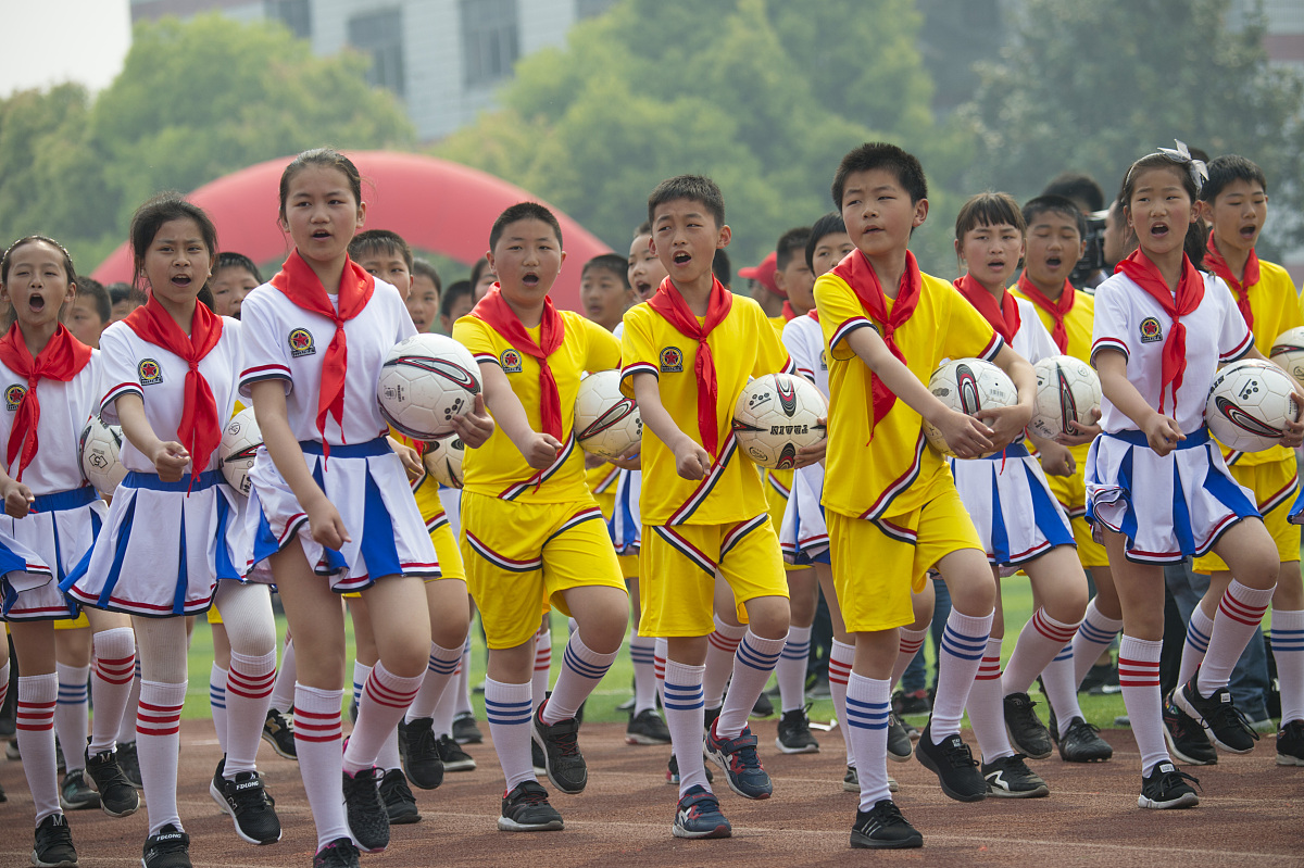 写10个将男人和女人形象的比喻的句子