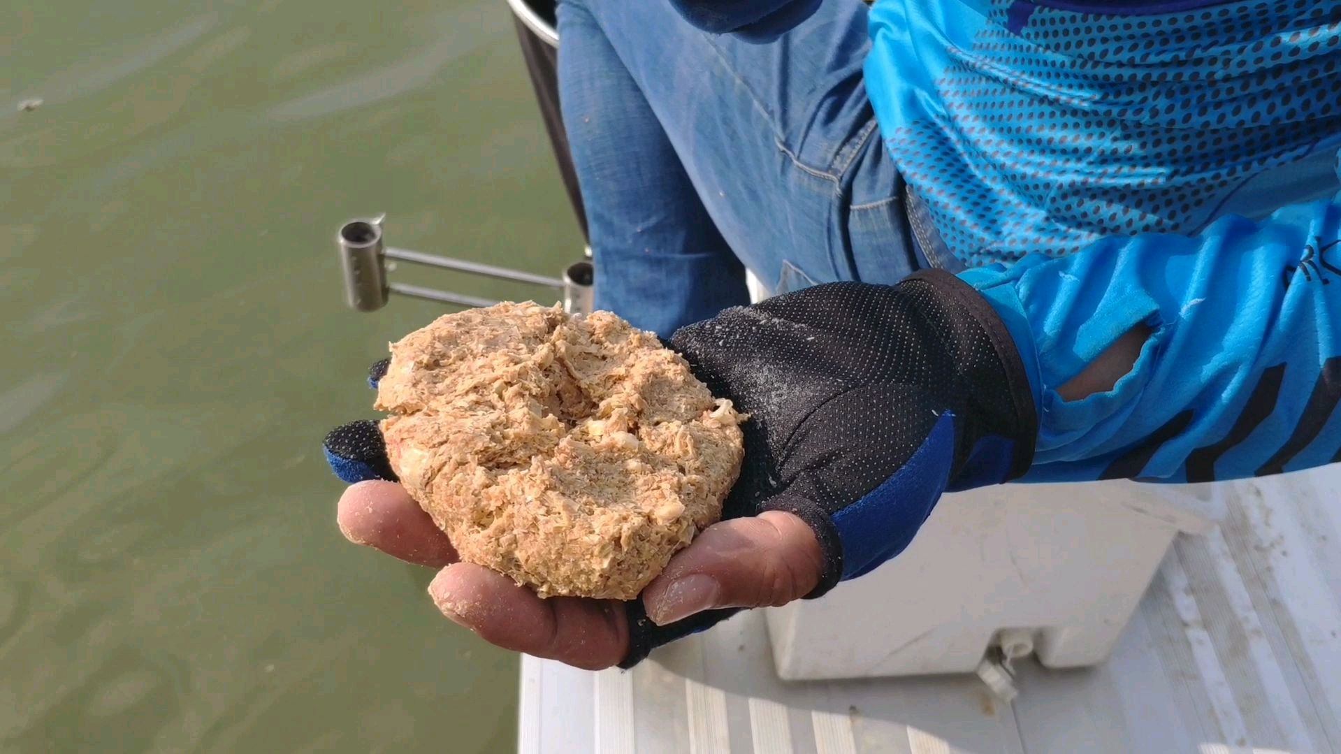 分享湖北深秋后,钓鳊鱼红尾的一款自制饵料,供大家借鉴参考