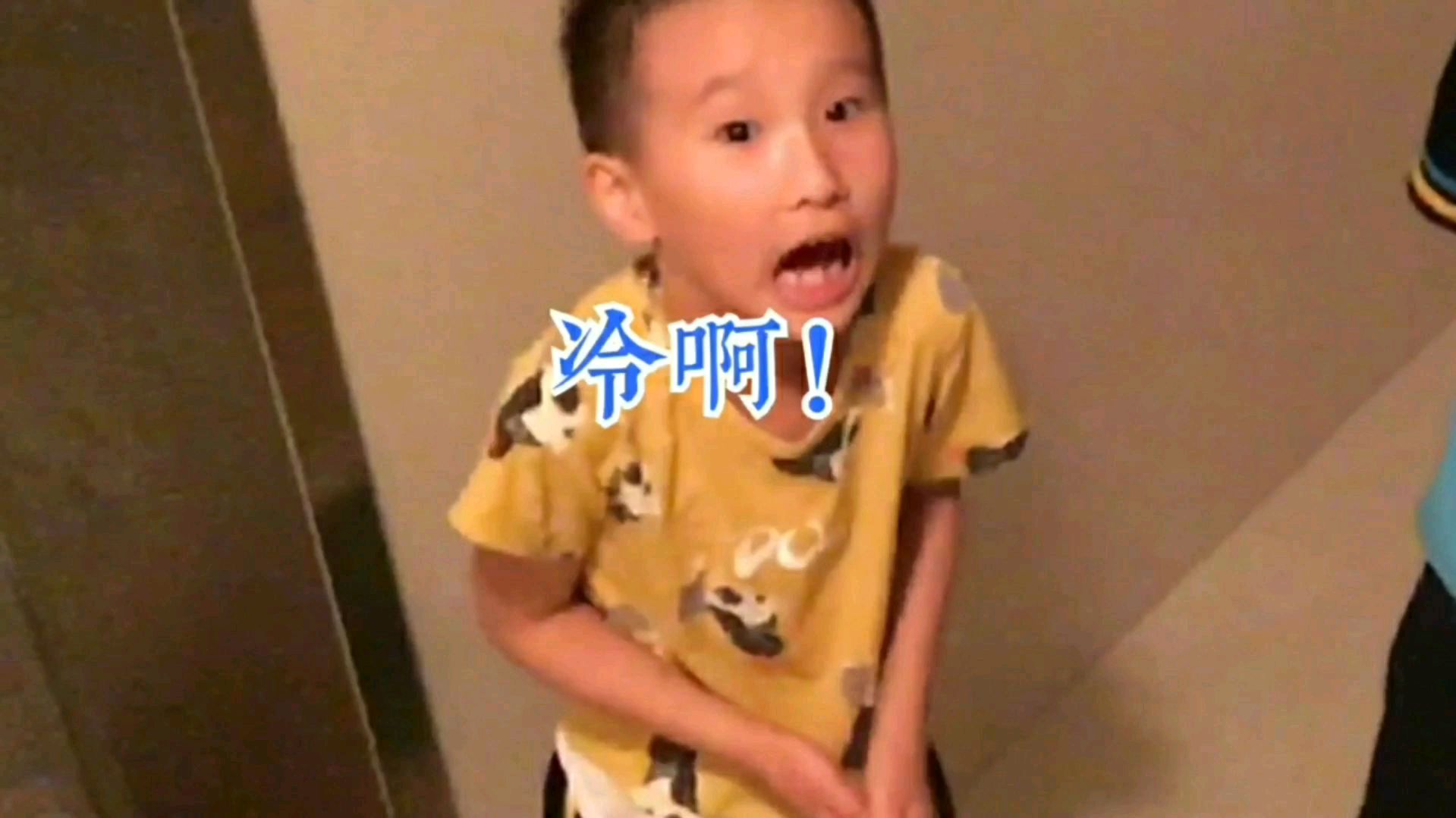 小伙下馆子的路上,被突如其来的大雨淋得头皮发麻,美食吃成了吗