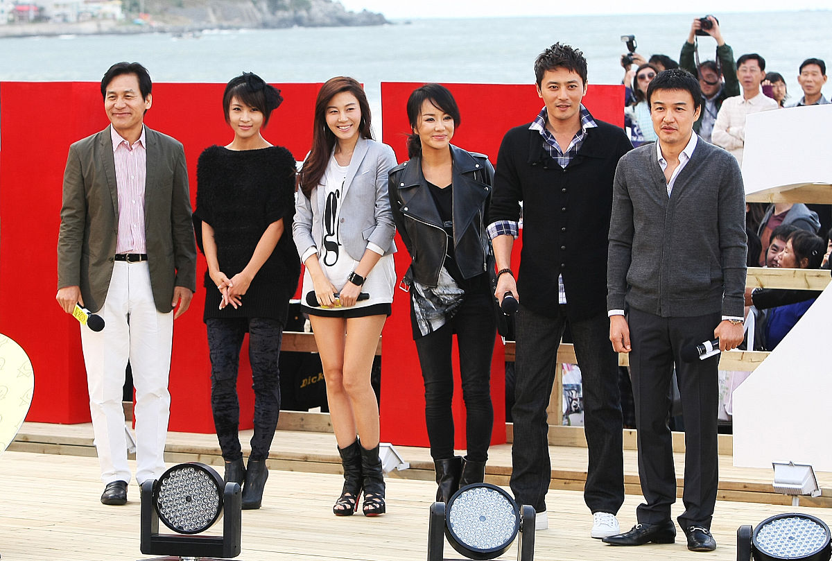 2009年10月9日,釜山,第14届釜山电影节,"合法下载活动发起仪式"在釜山