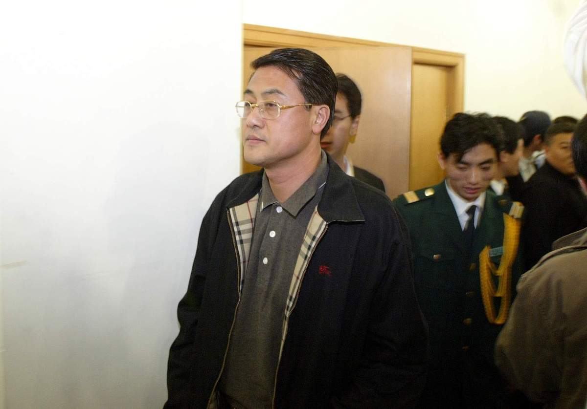 2004年10月26日,中国足协执委就中超联赛相关问题举行记者会.与会执委