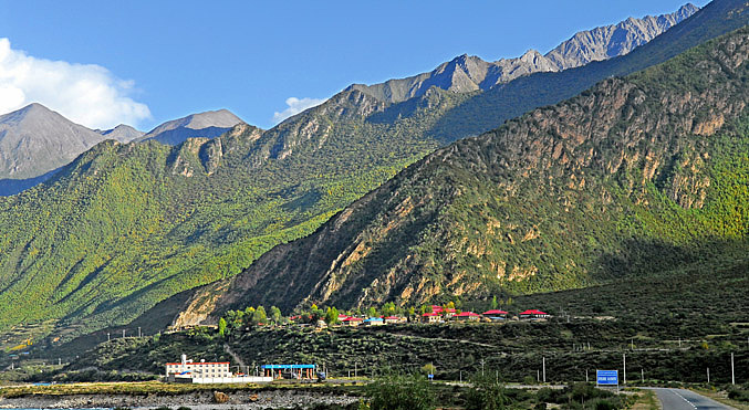 2007年09月25日,西藏***_***在高大山脉之间,分布着许多低山丘陵和湖