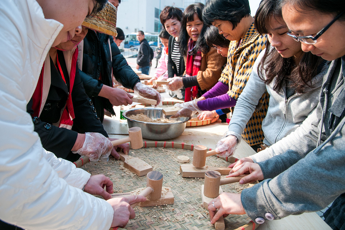 ***_***深圳民间广泛流传着"听到沓饼声,知道过年来"的<strong>俗语</strong>,沓饼是