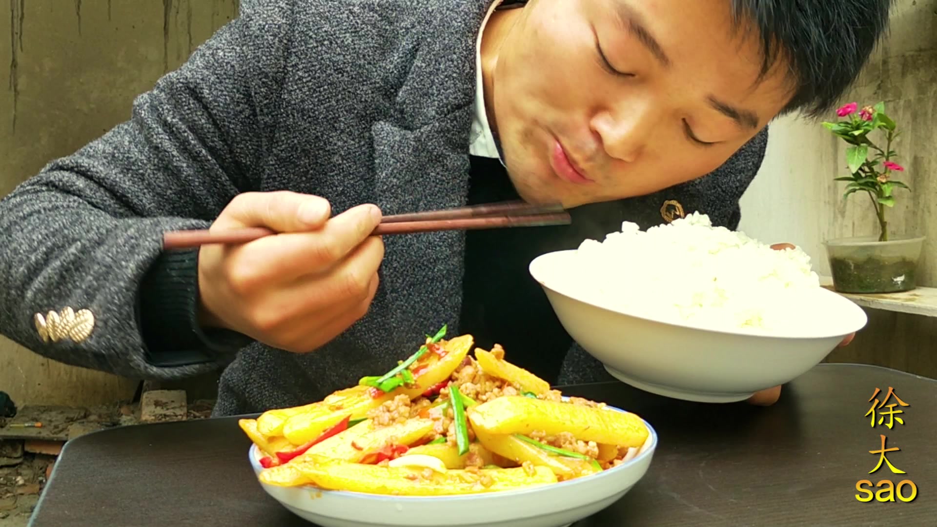 一斤土豆,半斤肉,小伙改善伙食,大盘肉酱烧土豆,米饭吃过瘾