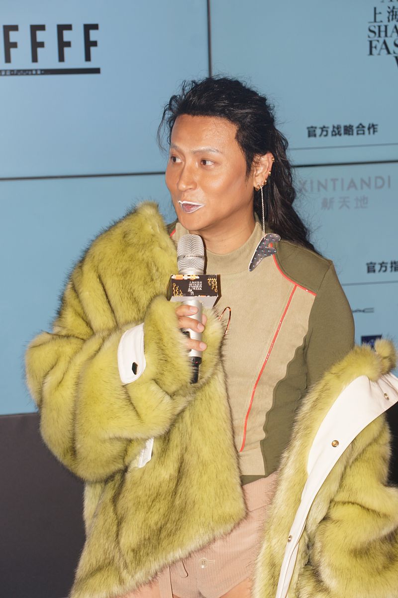 2019年4月2日,上海,2019上海秋冬时装周,明星亮相 f/ffffff 品牌秀场.