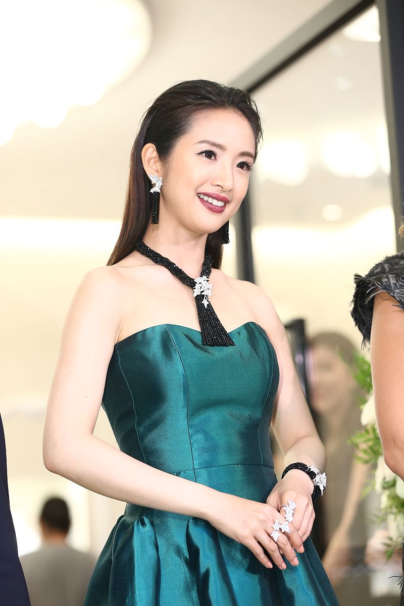 2018年6月27日,台北,林依晨出席高级珠宝百货专柜开幕剪彩活动.林依晨
