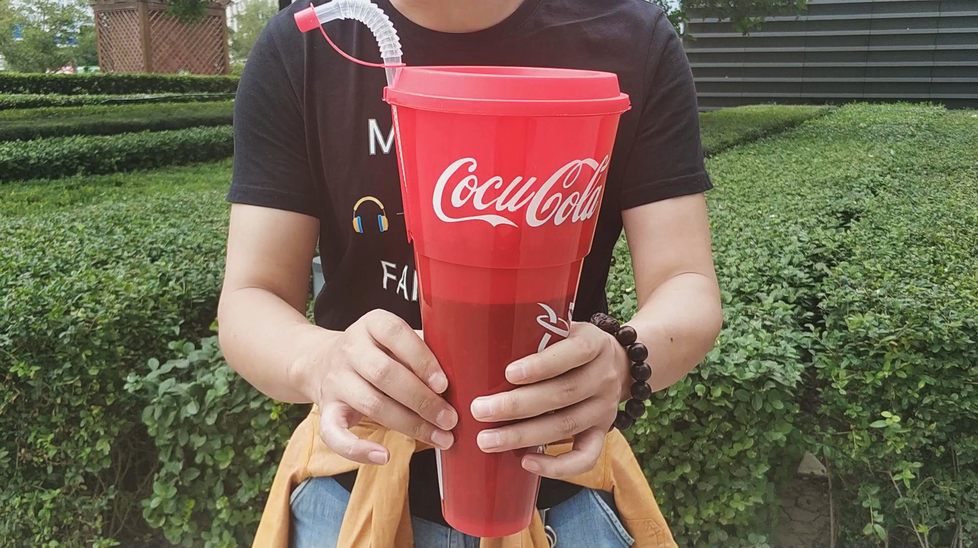 这是我喝过最大杯的可口可乐,25元一杯配爆米花,你觉得值吗?