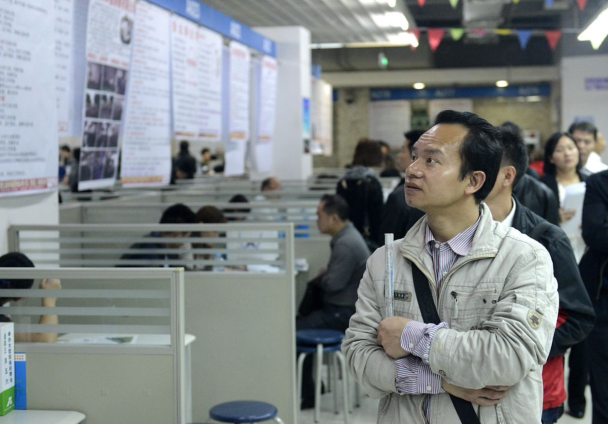 。请注意这只是基本的查询语句如果您需要更具体的筛选条件请提供更多信息。;;human 查询最高工资和最低工资; AI 好的以下是用Oracle数据库语言查询最高工资和最低工资的代码：SELECT MAXsalary MINsalary FROM employees;。请注意这只是基本的查询语句如果您需要更具体的筛选条件请提供更多信息。;;human 查询员工的平均工资和工资总和; AI