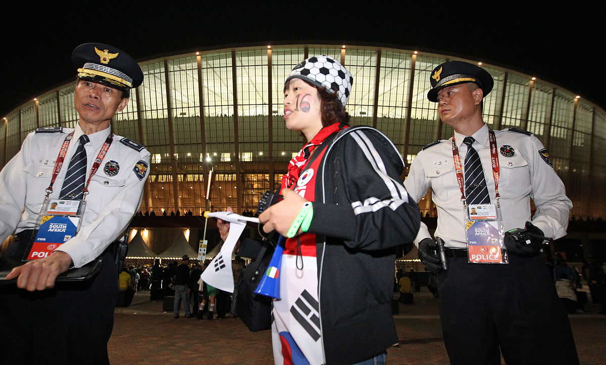 2010年6月22日,南非德班,2010世界杯b组末轮,尼日利亚vs韩国.韩国警察