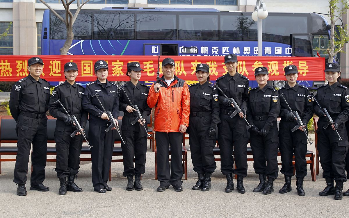 李永波与特警合影(青岛媒体谢绝下载)2011年5月4日,山东青岛,中国国家