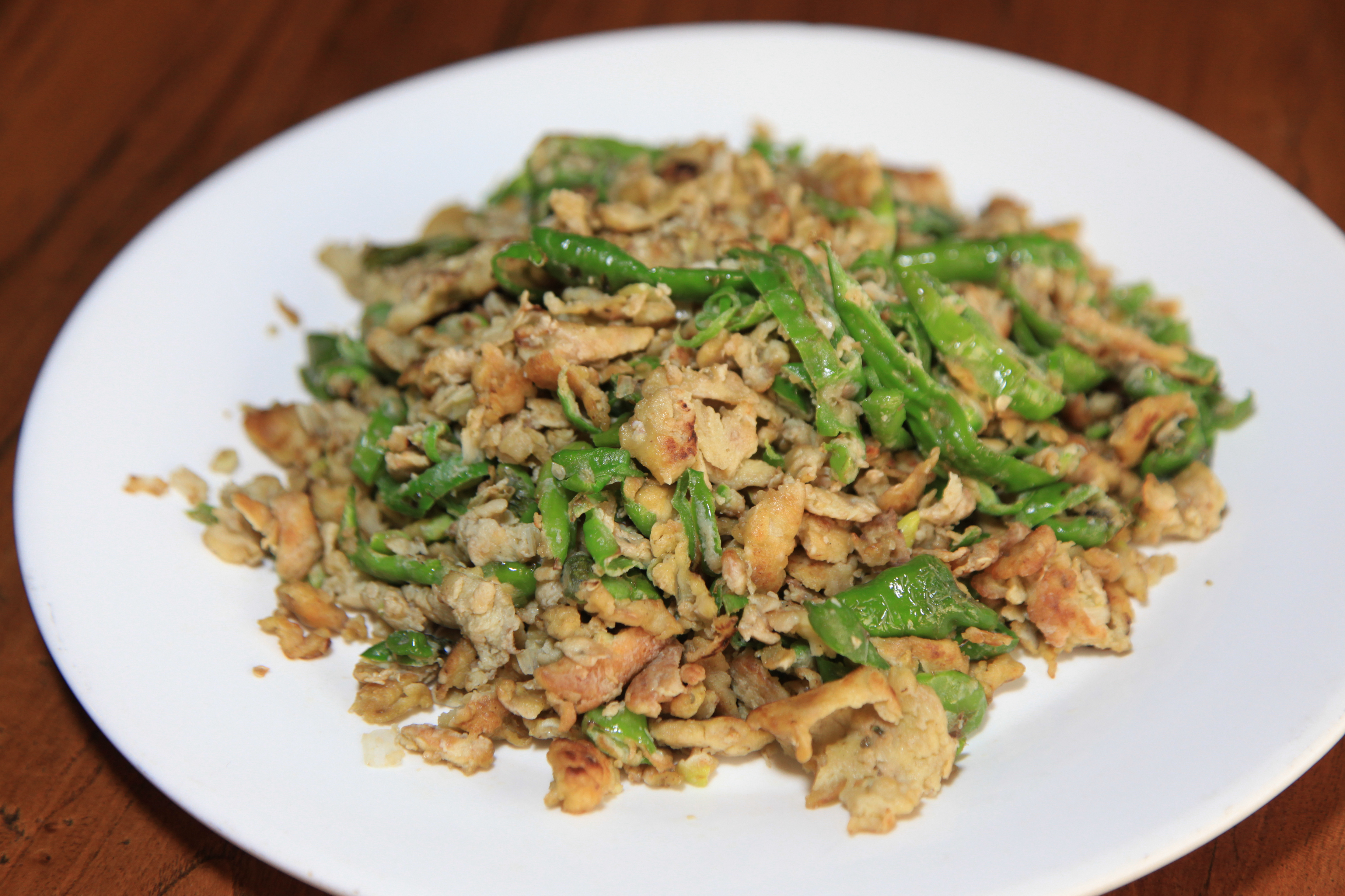 厨师长教你做一道特色美食,口味独特的辣椒炒面疙瘩,非常好吃!