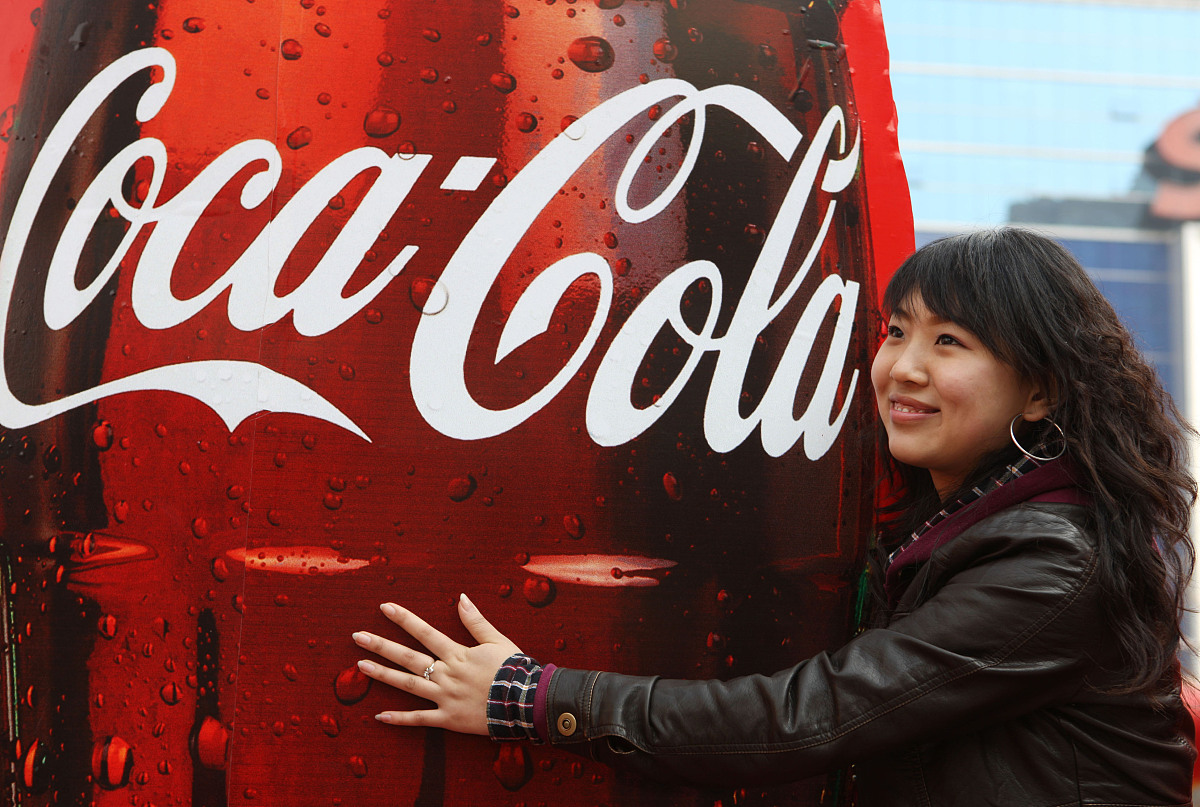 如果你是本公司的业务员你在一辆载着过期面包的卡车上准备到偏远的地方把这些面包销毁这些面包虽然过期了但还是可以食用的。可是在半路上碰到一群灾民他们十分饥饿灾民们把卡车拦了下来而这些灾民知道卡车里是面包。在这些灾民里还有正在灾民中采访的好几家记者也很关注这件事。请问你会怎么处理这件事情既不让记者报道可口可乐的负面新闻又可以让这些灾民对可口可乐留下好的印象呢