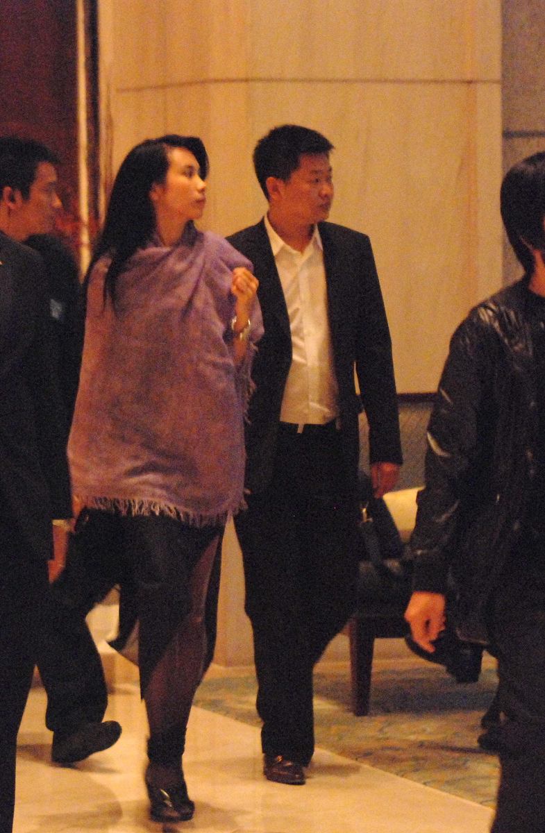 2009年5月20日,上海,莫文蔚参加完代言活动后离开.***_***+++_+++莫文