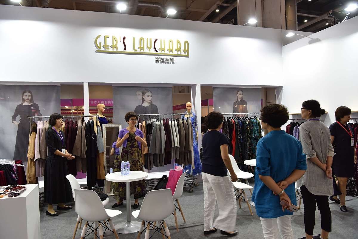 请翻译成英文
服饰行业规模最大，建议做好日常运营