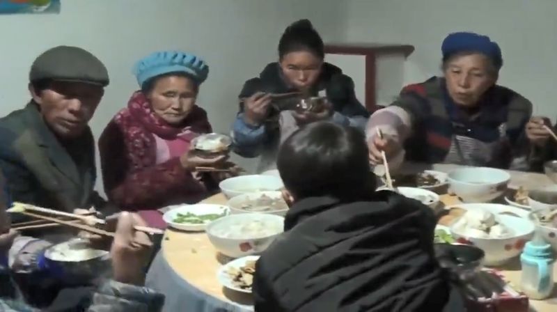 贫苦的农村婚礼,婚宴上竟吃这样的饭菜,你确定能咽下去吗?