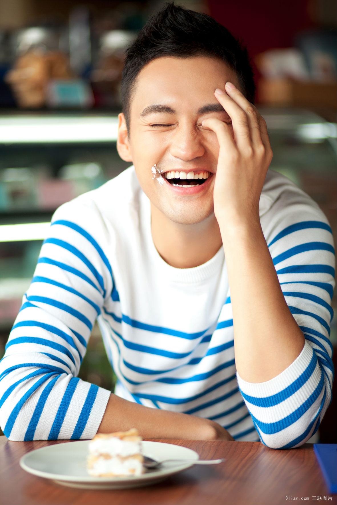 张歆艺出门带仨娃和袁弘吐槽:咱俩好像超生游击队!袁弘大笑