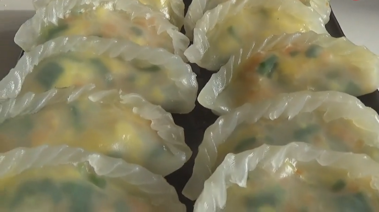 饺子皮别再用面粉做了,试试这个新做法,晶莹剔透,好吃又好看