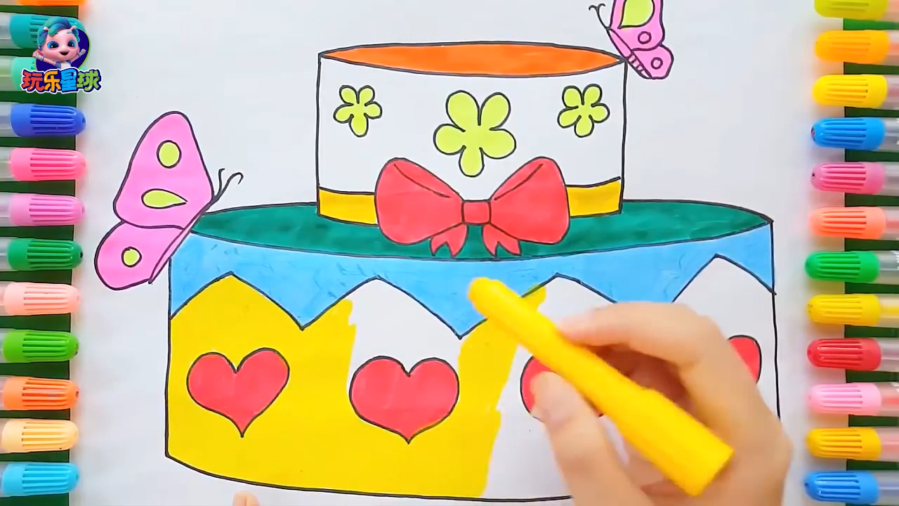 用水彩笔给奶油蛋糕涂色喜欢的颜色