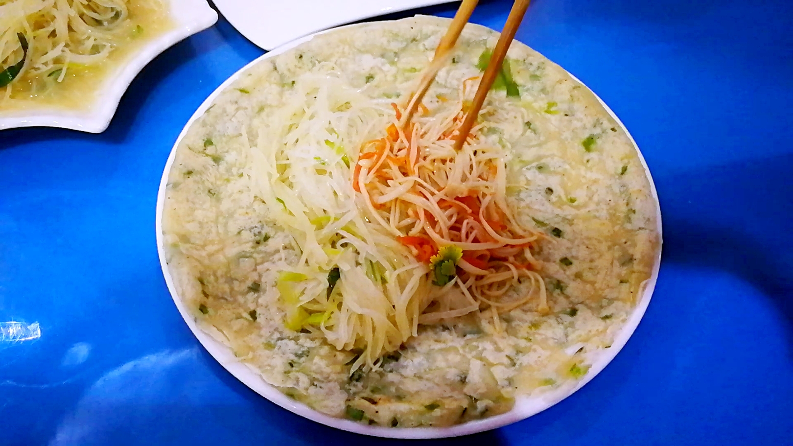 剩豆渣扔掉太可惜!掺点白面做成软饼夹土豆丝太好吃,方法超简单