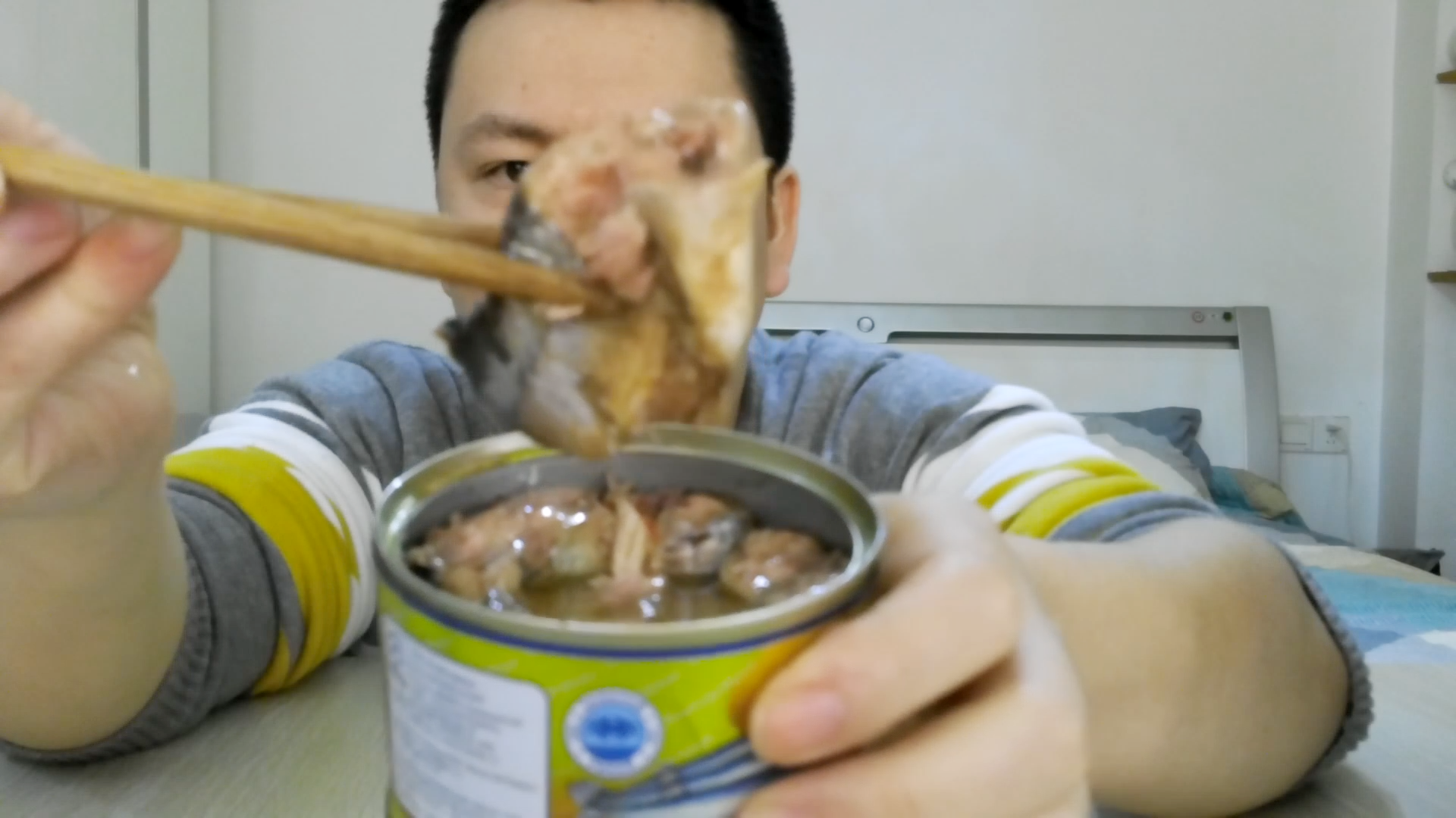 试吃“秋刀鱼罐头”,开罐瞬间就没食欲,尝一口后连骨头都不放过