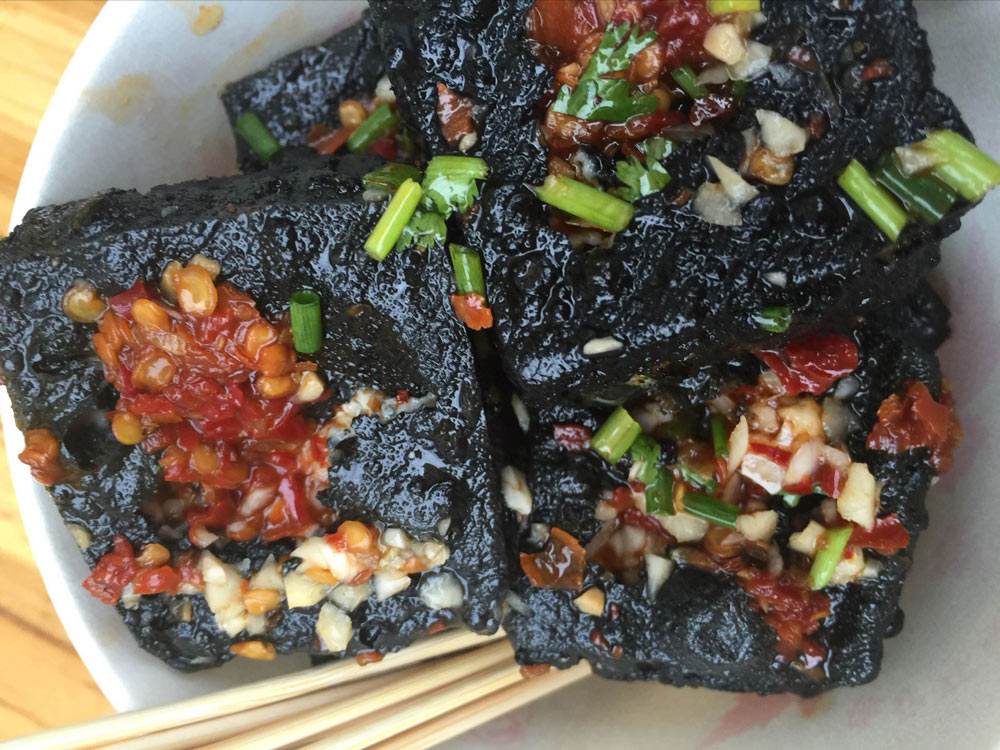 闻着臭、吃着香,吃臭豆腐上瘾,但要注意量!