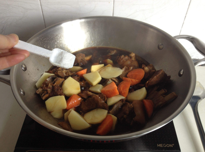 炒菜时什么时候放盐好?大厨这次终于讲明白了,学会不怕做饭难吃