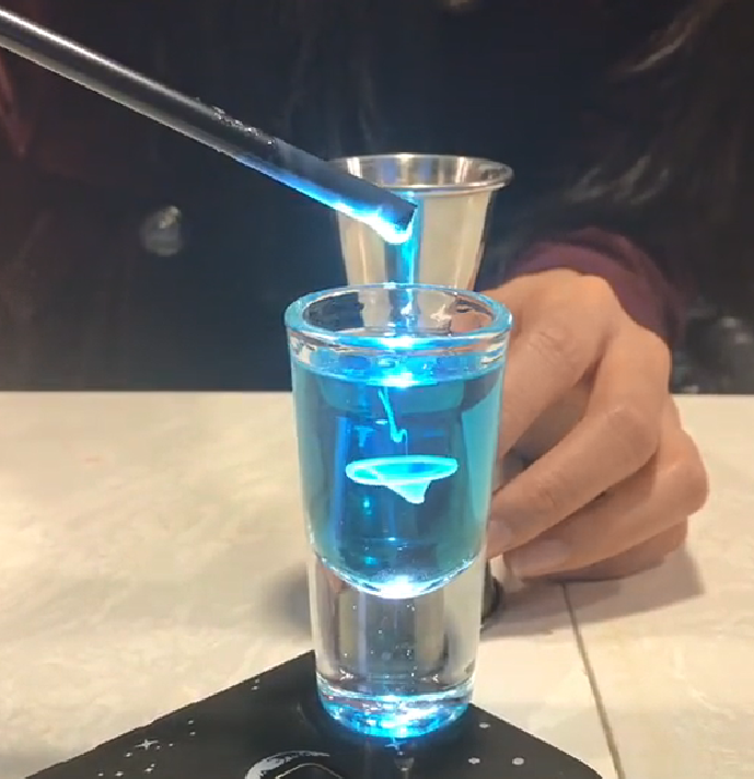 好美:预调鸡尾酒之蓝色水母