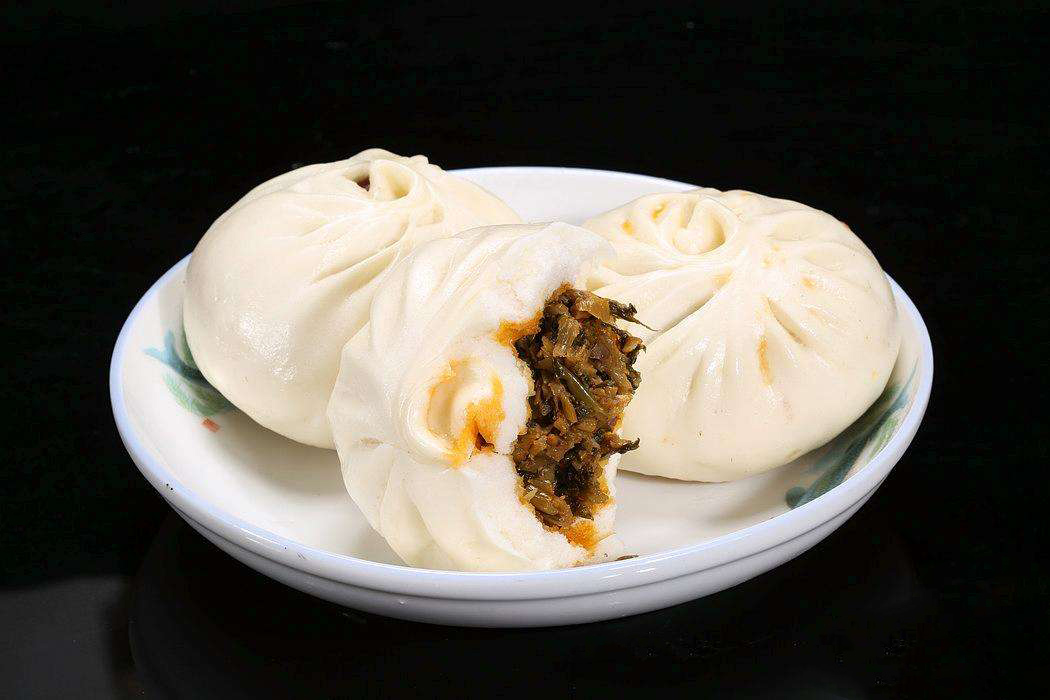 农村奶奶好手艺,用野菜包包子,皮薄馅多满口香,连吃五个不嫌多