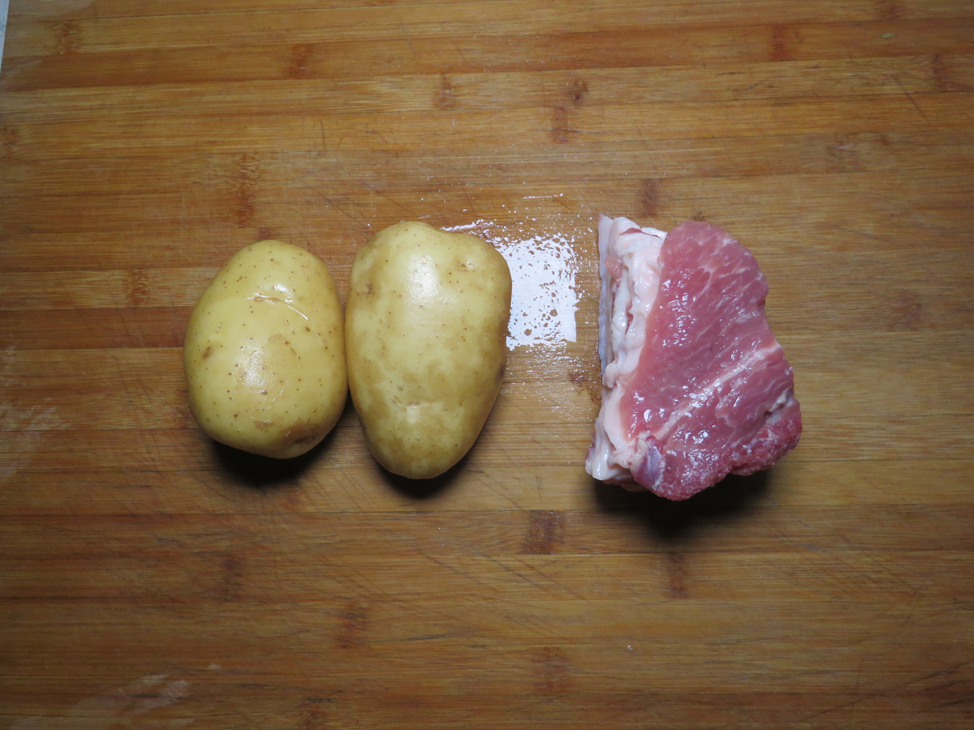 2个土豆,3两肉,不炒不煮,上桌就被抢光,汤汁都不剩
