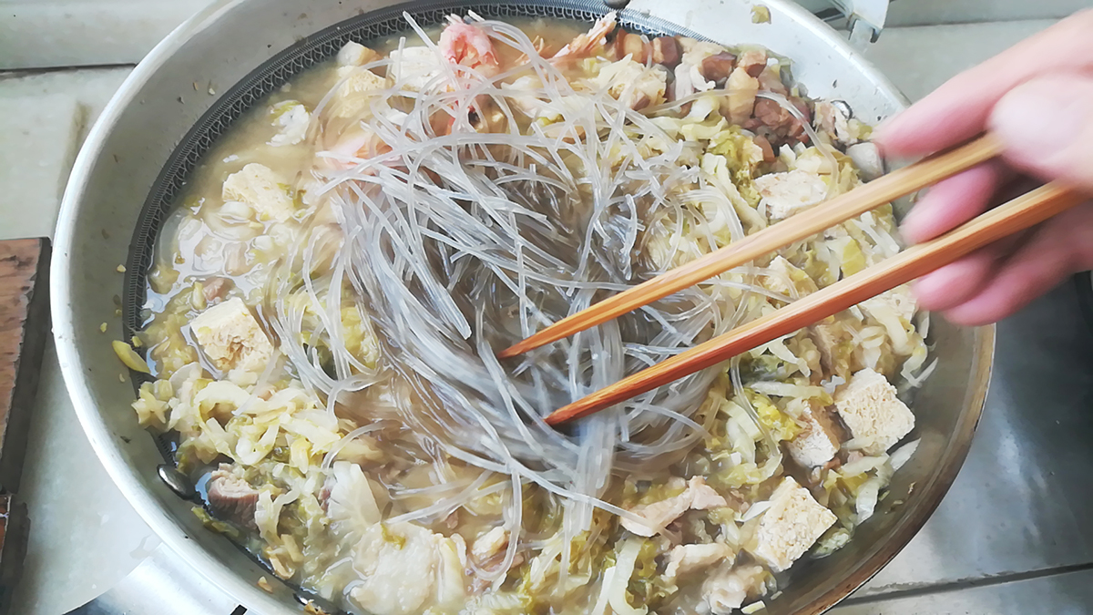猪肉、酸菜、粉条、冻豆腐一炖一大锅,这样吃有年味太下饭了