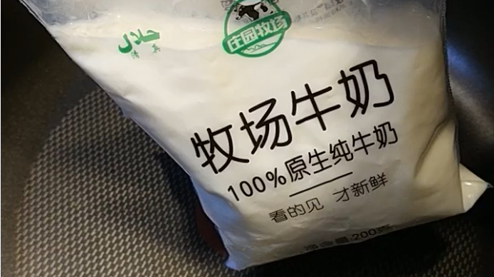 教你一种牛奶的新吃法,裹上面包糠进锅炸一炸,老人小孩都超爱吃