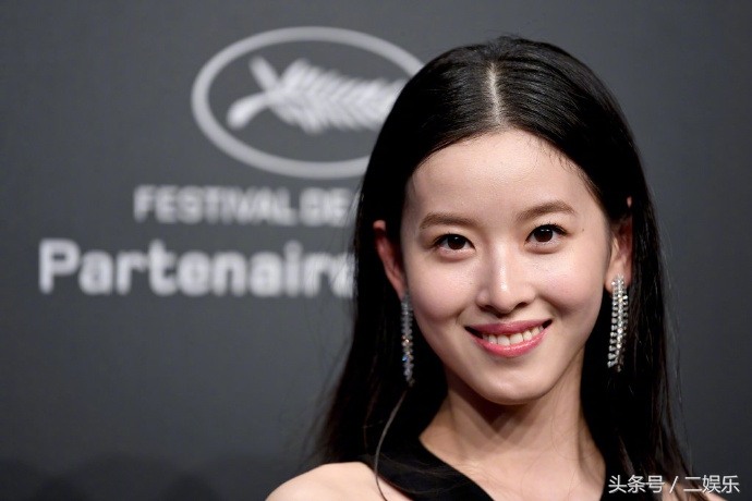 奶茶妹妹与刘强东一同宴客“望夫眼”满满是爱,引起网友讨论